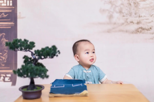 洛阳怀孕肚子中间凹两边凸